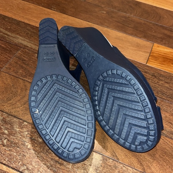 Crocs Size 10 Navy Blue Wedge Sandals - Picture 5 of 5